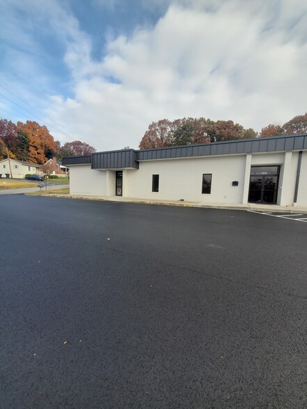 3361 Melrose Ave NW, Roanoke, VA à louer - Photo de l’immeuble – Image 2 sur 8