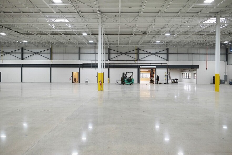 7689 19 Mile Rd, Sterling Heights, MI à louer - Photo de l’immeuble – Image 2 sur 5