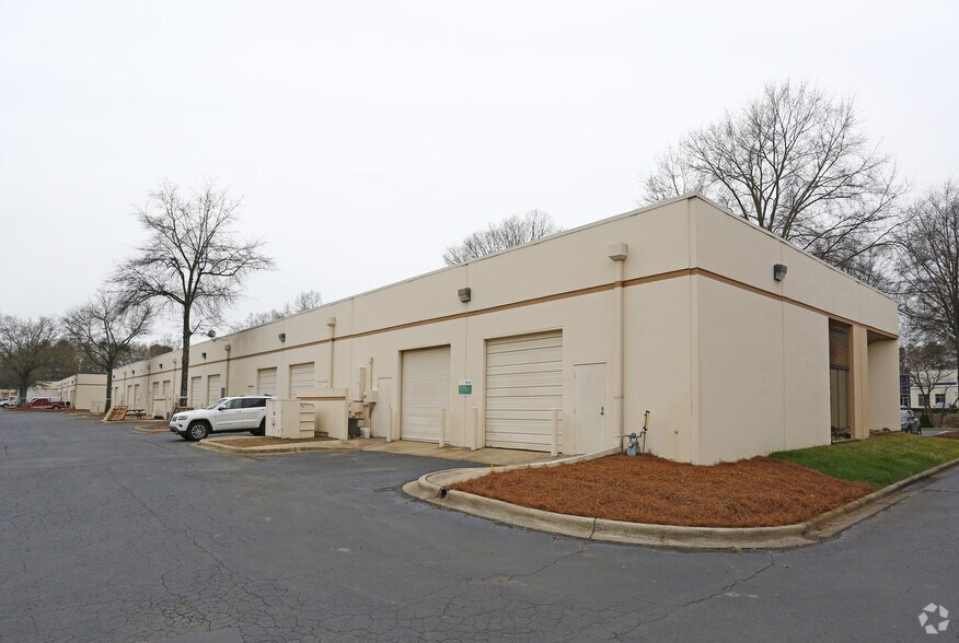 4201 Stuart Andrew Blvd, Charlotte, NC à louer - Photo de l’immeuble – Image 2 sur 5