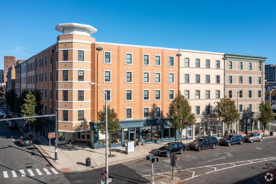 305-323 Fairfield Ave, Bridgeport, CT à louer - Photo de l’immeuble – Image 1 sur 18