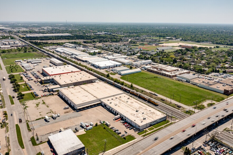 4520 S Buckner Blvd, Dallas, TX à louer - Photo de l’immeuble – Image 3 sur 11