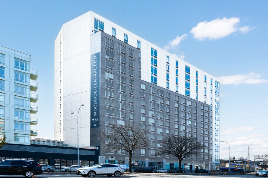 6902 Queens Blvd, Woodside, NY à louer - Photo de l’immeuble – Image 2 sur 27
