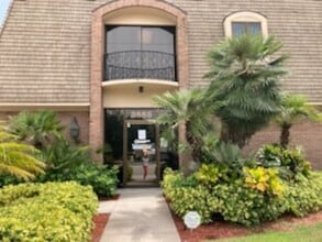 3885 20th St, Vero Beach, FL à louer Photo de l’immeuble– Image 2 sur 16