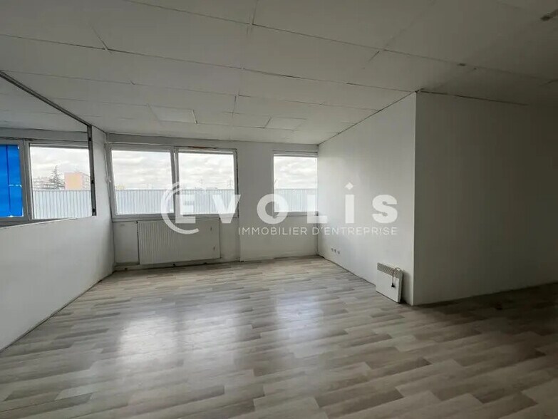 Bureau dans Rosny-sous-Bois à louer - Photo de l’immeuble – Image 2 sur 9