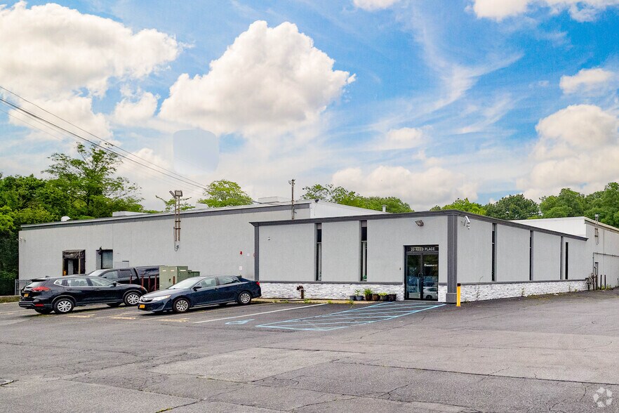 20 Reed Pl, Amityville, NY à vendre - Photo principale – Image 1 sur 8