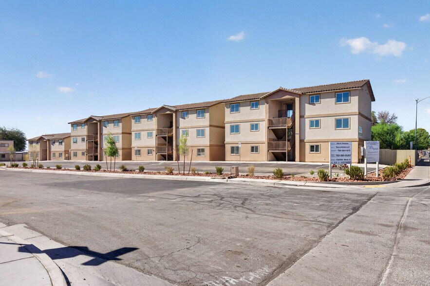 2301 Seco Adobe Cir, North Las Vegas, NV à vendre - Photo de l’immeuble – Image 3 sur 16