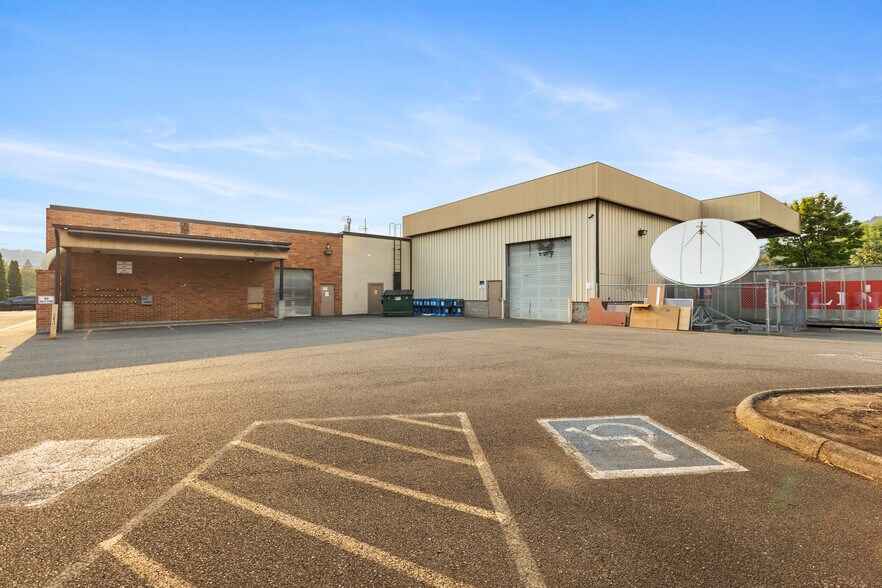 345 NE Winchester St, Roseburg, OR à louer - Photo de l’immeuble – Image 3 sur 9