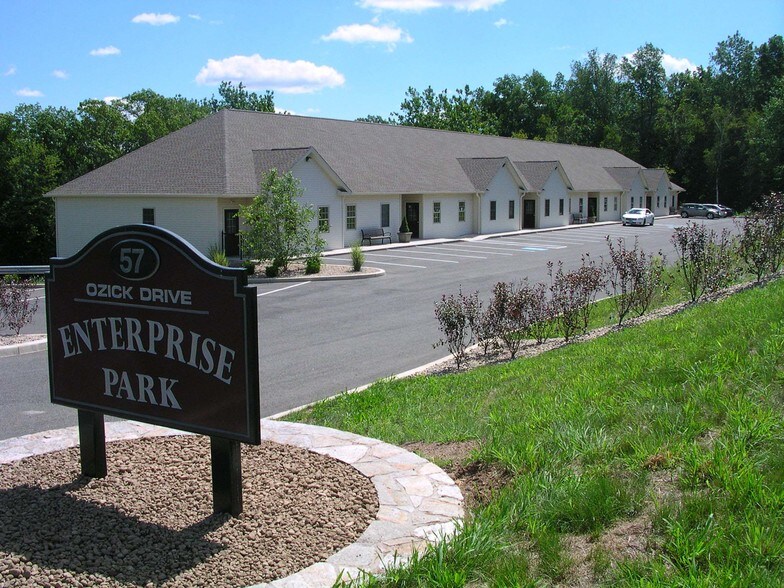 57 Ozick Dr, Durham, CT à louer - Photo de l’immeuble – Image 2 sur 12