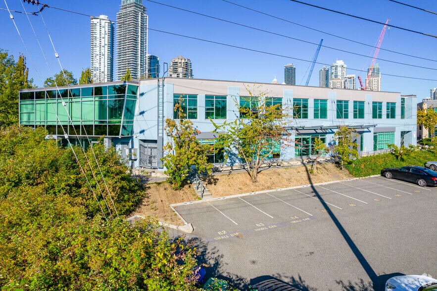 3991 Henning Dr, Burnaby, BC à louer - Photo de l’immeuble – Image 2 sur 4