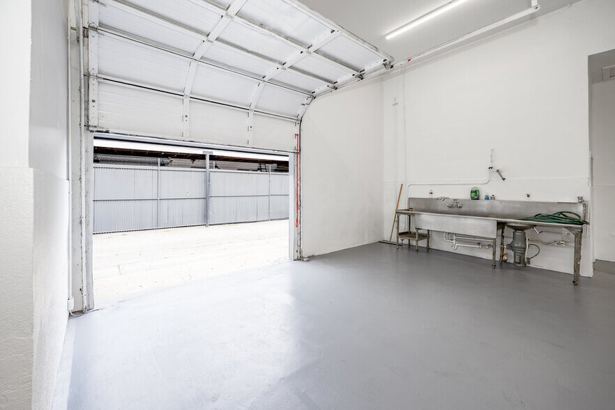 5060 W Jefferson Blvd, Los Angeles, CA à louer - Photo de l’immeuble – Image 3 sur 25