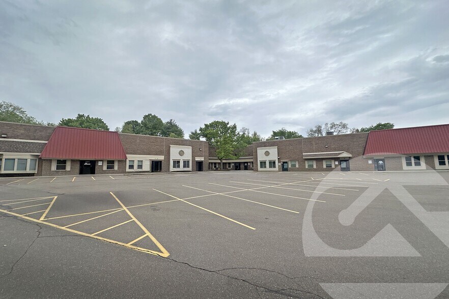 15067-15115 Northville Rd, Plymouth, MI à louer - Photo de l’immeuble – Image 1 sur 1