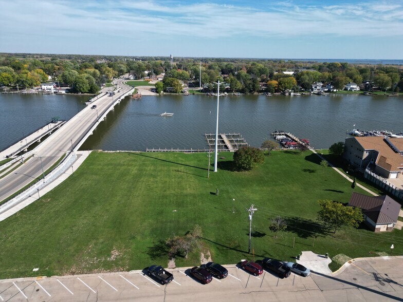 S 1st, Winneconne, WI à vendre - Photo de l’immeuble – Image 2 sur 4