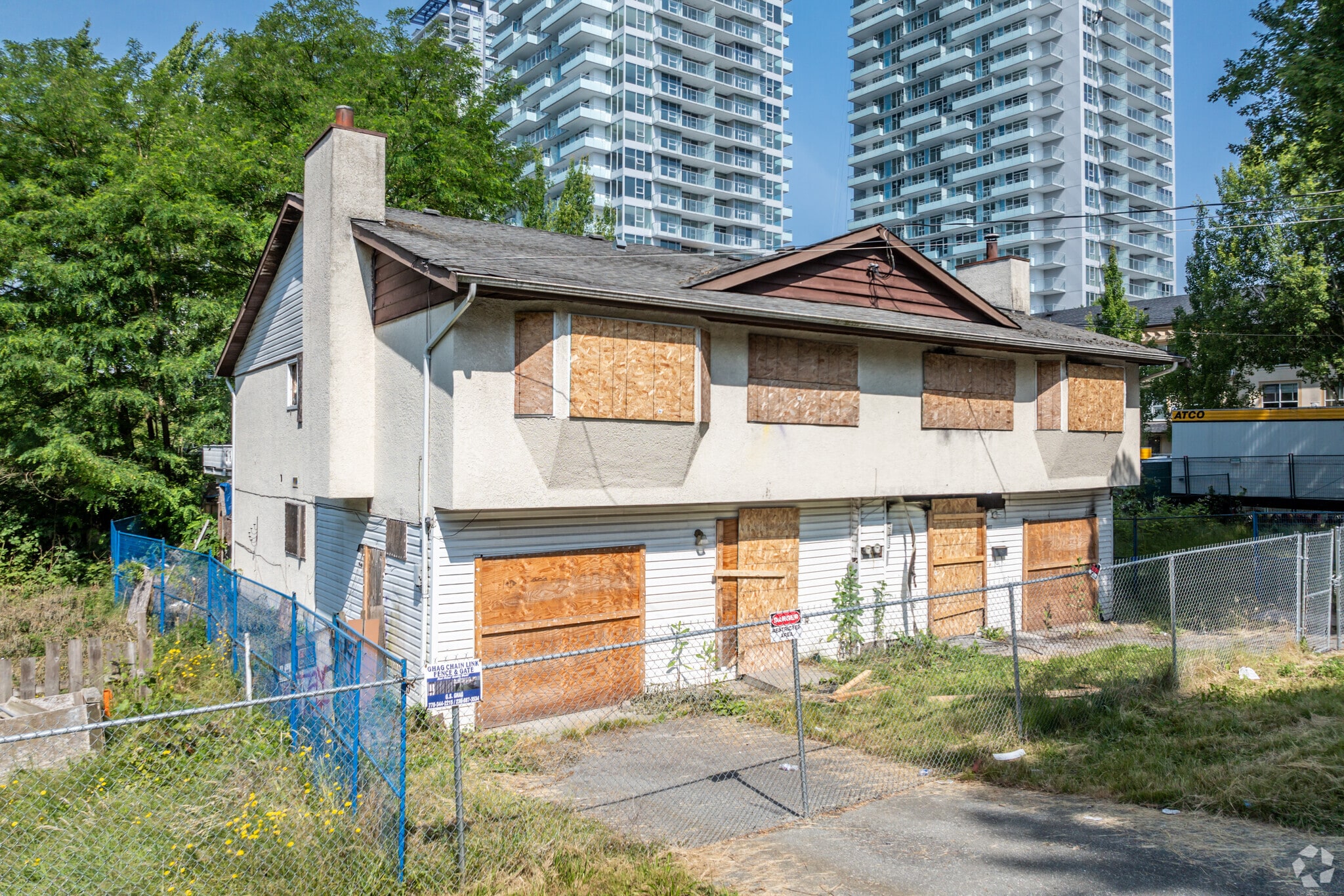 9935-9937 138 St, Surrey, BC à vendre Photo principale– Image 1 sur 3