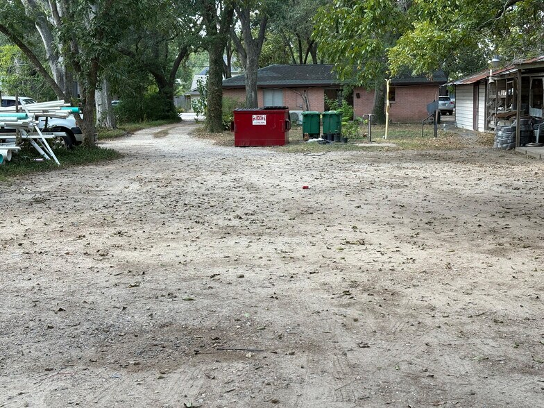 1636 Crestdale Dr, Houston, TX à vendre - Photo de l’immeuble – Image 3 sur 5