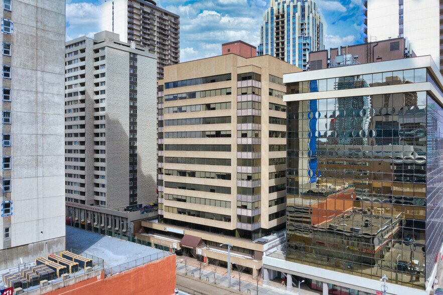 910 7th Ave SW, Calgary, AB à louer - Photo de l’immeuble – Image 1 sur 5