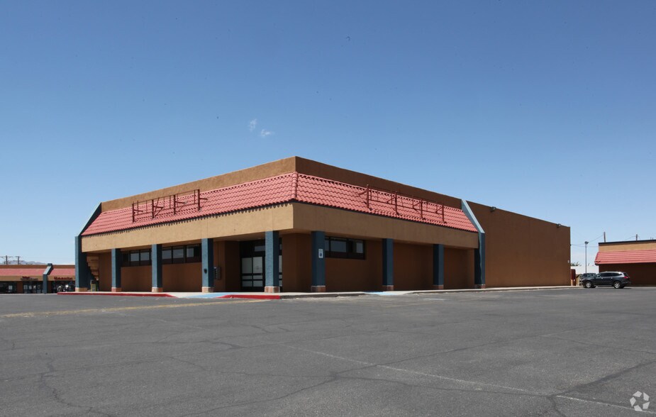 3333 Yarbrough Dr, El Paso, TX à louer - Photo principale – Image 3 sur 13