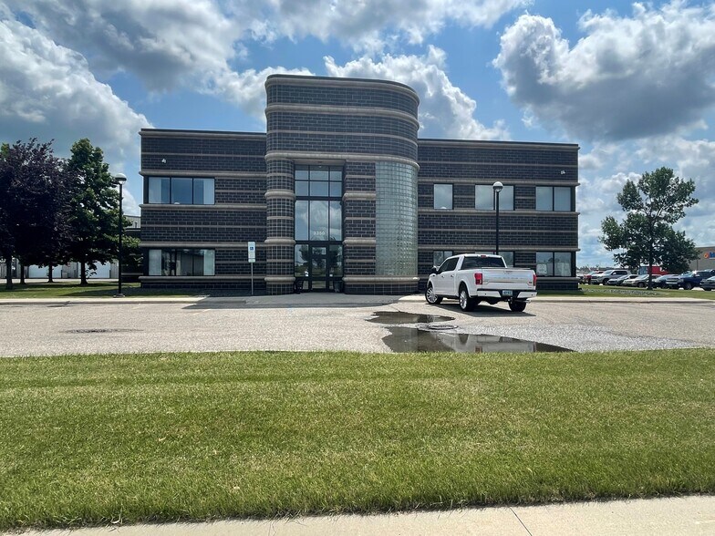 3350 35th Ave S, Fargo, ND à louer - Photo principale – Image 1 sur 4