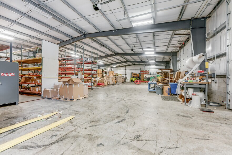 Two Industrial Buildings + Office Space portefeuille de 2 biens à vendre sur LoopNet.fr - Photo de l’immeuble – Image 2 sur 63