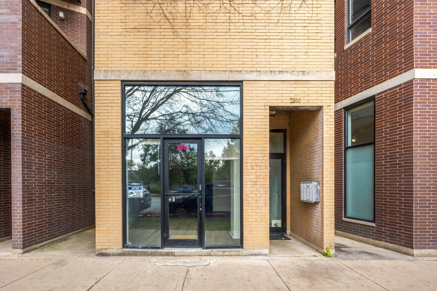 2816 W Chicago Ave, Chicago, IL à louer - Photo de l’immeuble – Image 2 sur 24