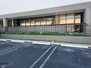 2570-2580 N Powerline Rd, Pompano Beach, FL à louer Photo de l’immeuble– Image 1 sur 12