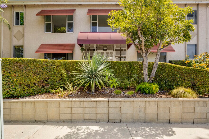 900 N Orange Grove Ave, West Hollywood, CA à vendre - Photo de l’immeuble – Image 3 sur 31