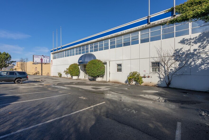 3605 Grandview Hwy, Vancouver, BC à louer - Photo de l’immeuble – Image 1 sur 8