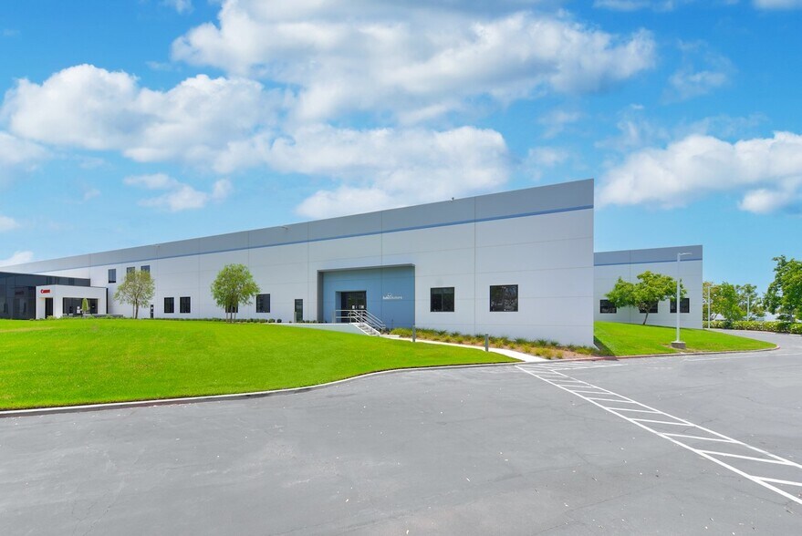 9750 Irvine Blvd, Irvine, CA à louer - Photo de l’immeuble – Image 2 sur 4