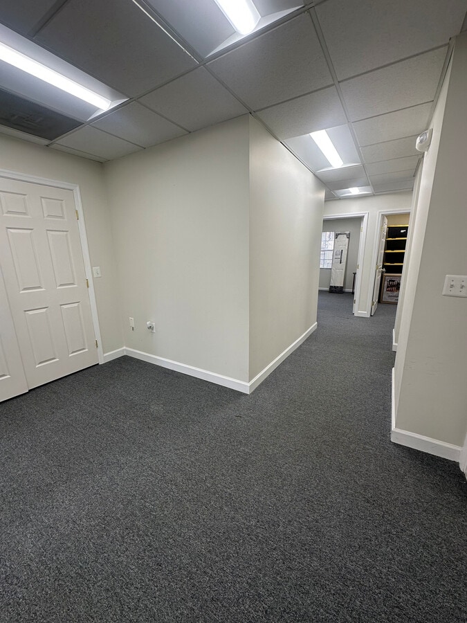 13621-13689 Baltimore Ave, Laurel, MD 20707 - Lot 13677 - - Photo intérieure - Image 2 of 8