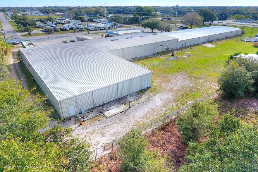 707 W Lake Dr, Wimauma, FL à vendre - Photo de l’immeuble – Image 2 sur 20