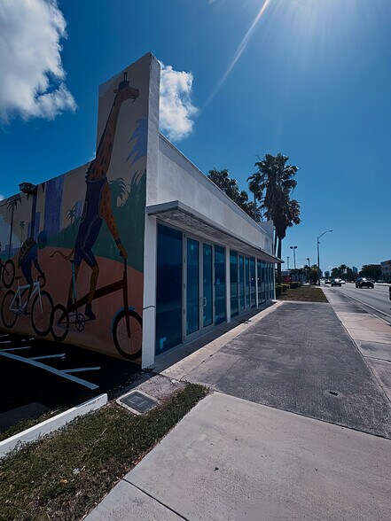1949 NE 163rd St, North Miami Beach, FL à louer - Photo de l’immeuble – Image 2 sur 13