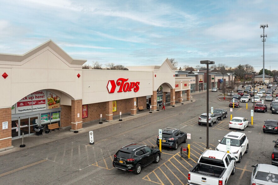 999 Ridge Rd E, Rochester, NY à louer - Photo principale – Image 1 sur 4
