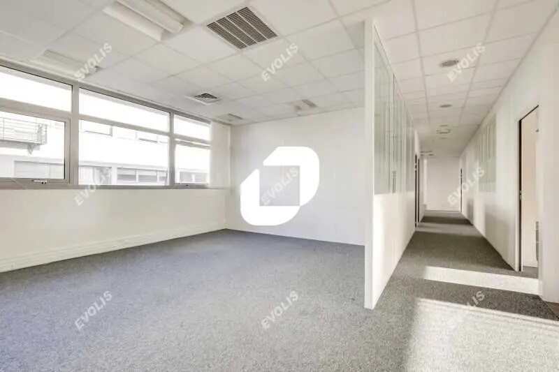 Bureau dans Saint-Denis à louer - Photo de l’immeuble – Image 2 sur 14