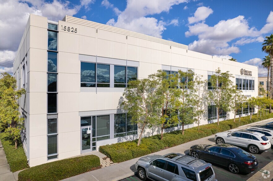 15825 Laguna Canyon Rd, Irvine, CA à louer - Photo de l’immeuble – Image 2 sur 18