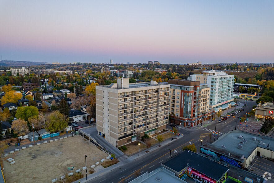325 10th St NW, Calgary, AB à louer - Aérien – Image 3 sur 4