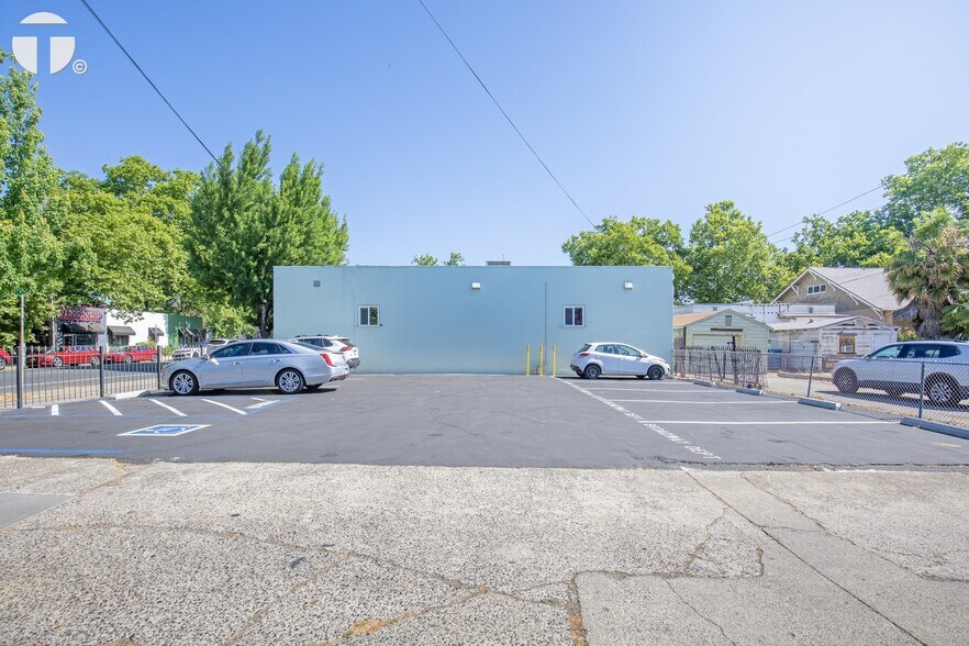 2409 21st St, Sacramento, CA à louer - Photo de l’immeuble – Image 2 sur 12