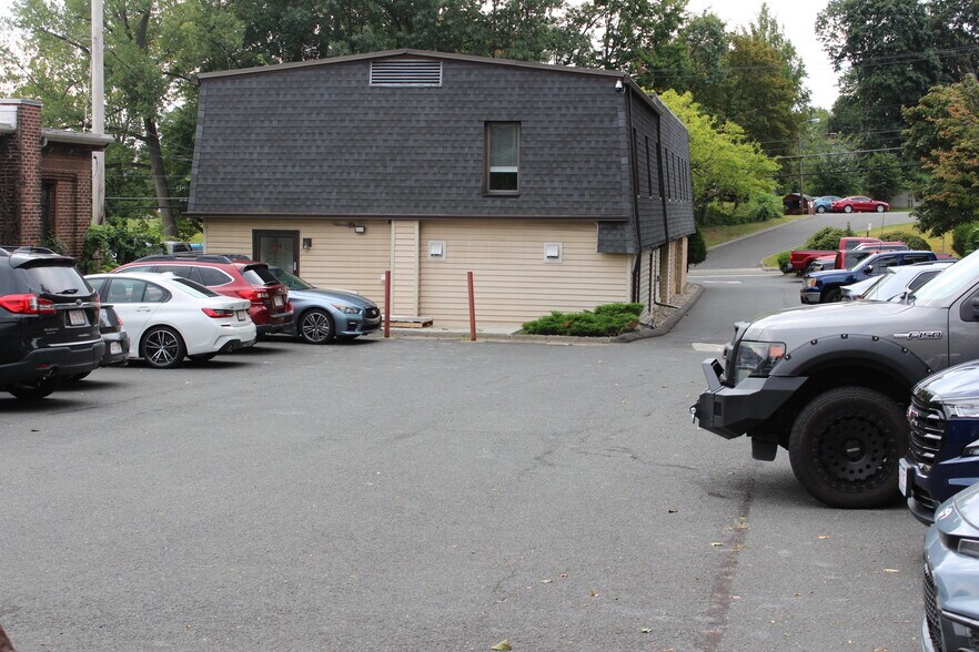 442 Westfield St, West Springfield, MA à vendre - Photo de l’immeuble – Image 2 sur 8