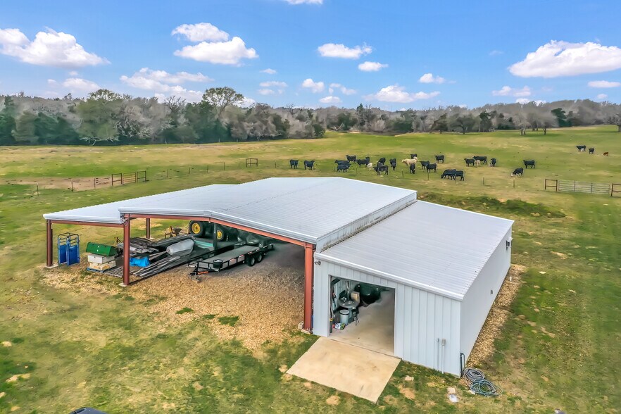 2456 W Old Lockhart Rd, West Point, TX à vendre - Photo principale – Image 1 sur 7
