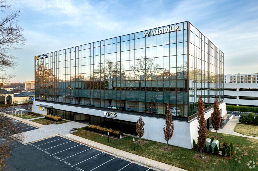 6525 Carnegie Blvd, Charlotte, NC à louer - Photo de l’immeuble – Image 1 sur 8