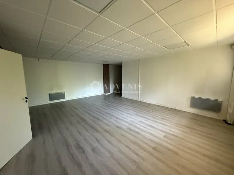 Bureau dans Croissy-Beaubourg à vendre - Photo intérieure – Image 2 sur 7