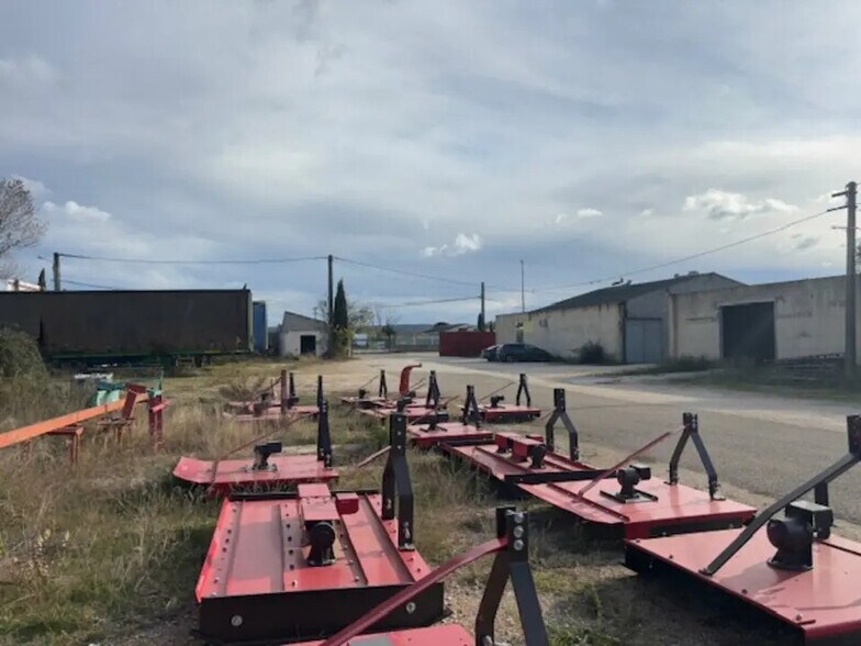 Local d’activités dans Castillon-du-Gard à louer - Photo de l’immeuble – Image 3 sur 3