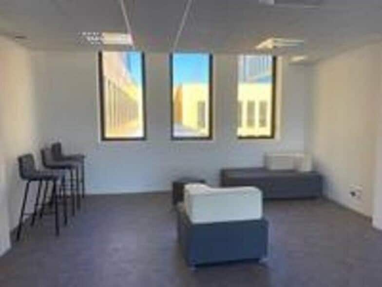 Bureau dans  à louer - Photo de l’immeuble – Image 2 sur 5