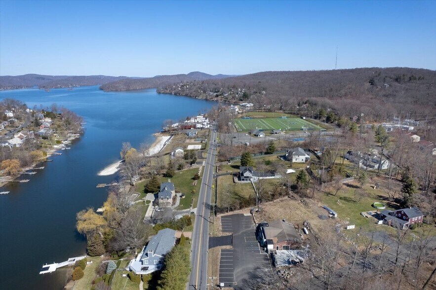 439 Candlewood Lake Rd, Brookfield, CT à vendre - Photo de l’immeuble – Image 3 sur 17