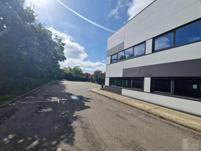 Industriel/Logistique dans Montigny-le-Bretonneux à louer - Photo de l’immeuble – Image 3 sur 17