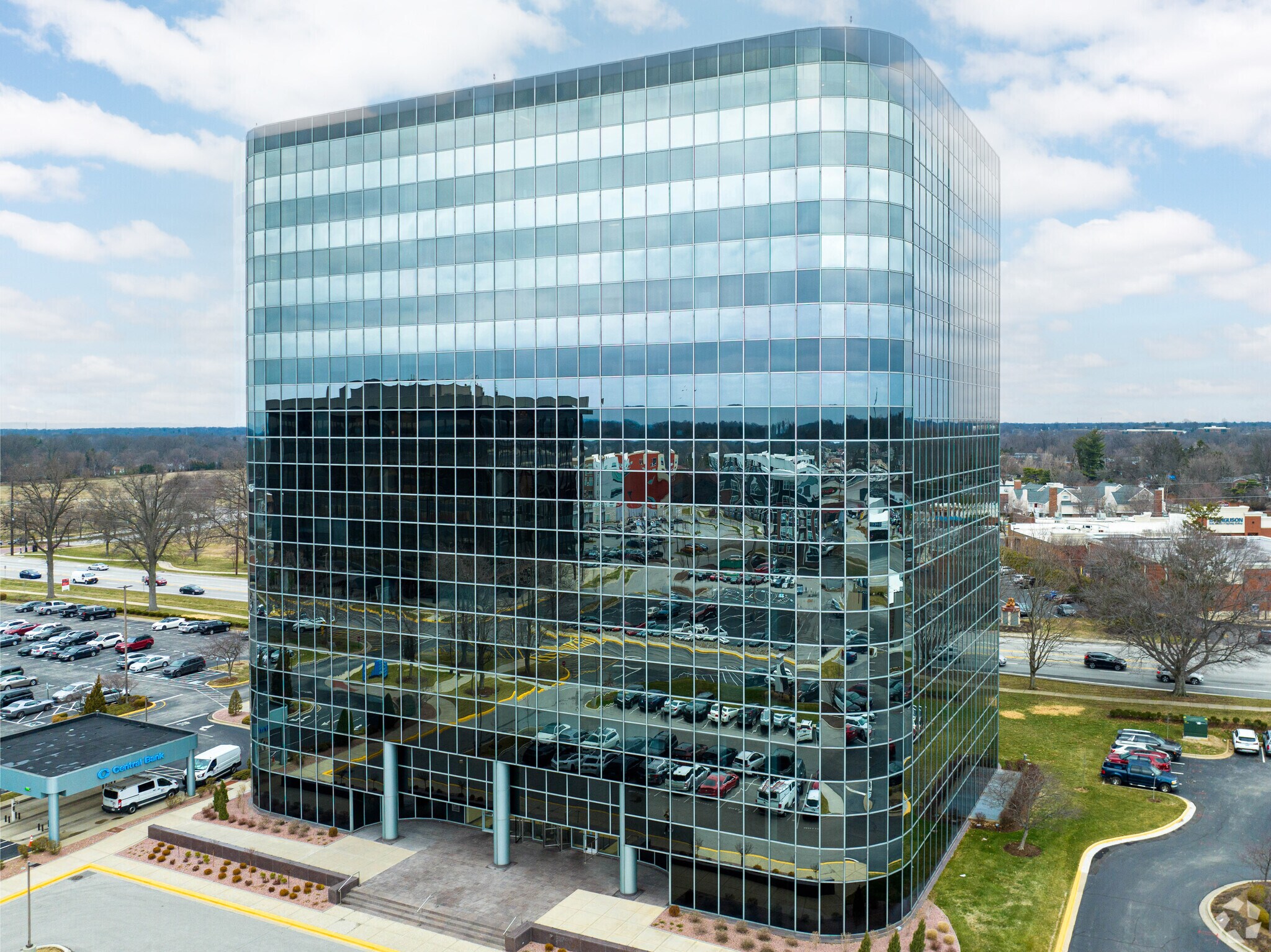 9300 Shelbyville Rd, Louisville, KY à louer Photo principale– Image 1 sur 30