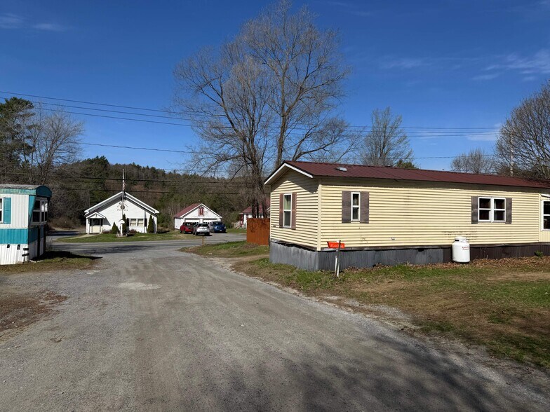 384 Lake Ave, Lake Luzerne, NY à vendre - Photo de l’immeuble – Image 2 sur 7