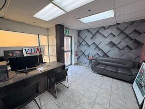 2430 Lucknow Dr, Mississauga, ON à louer Photo intérieure– Image 1 sur 4