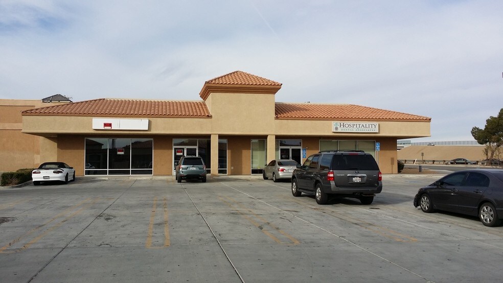 12053 Mariposa Rd, Hesperia, CA à louer - Photo de l’immeuble – Image 3 sur 21