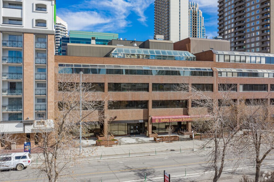 1010 8th Ave SW, Calgary, AB à louer - Photo de l’immeuble – Image 2 sur 6
