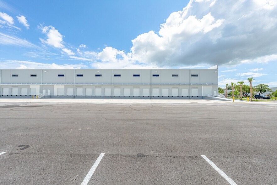 2910 Stirling Rd, Hollywood, FL à louer - Photo de l’immeuble – Image 2 sur 13