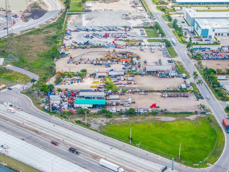 13800 NW 112th ave, Hialeah Gardens, FL à vendre - Photo de l’immeuble – Image 2 sur 24